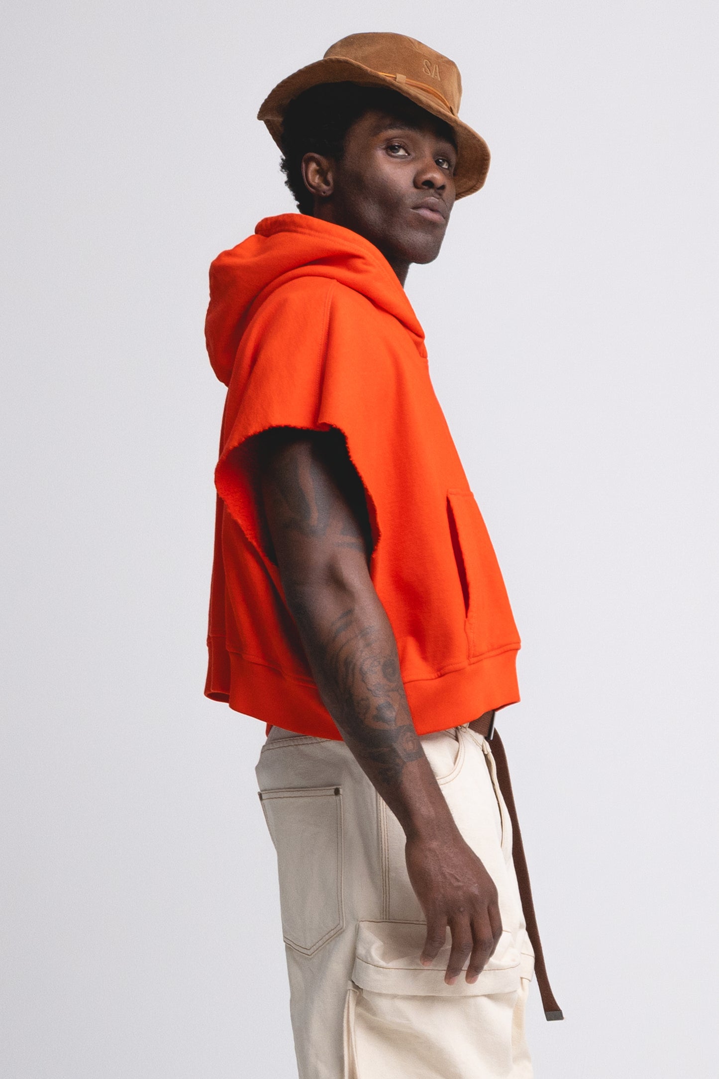 SLEEVELESS CROPPED PULLOVER HOODIE : BO