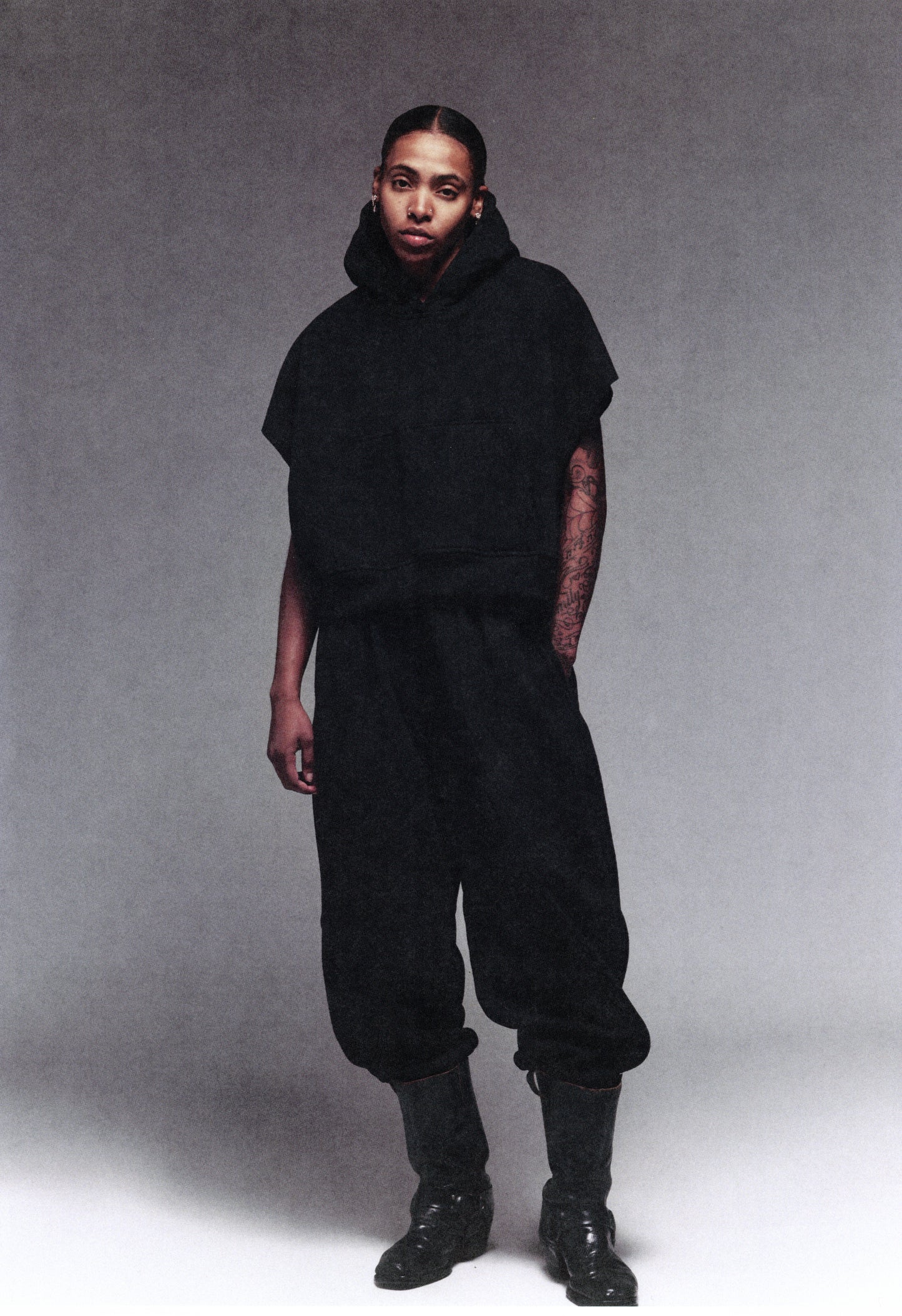 SLEEVELESS CROPPED PULLOVER HOODIE : BLACK