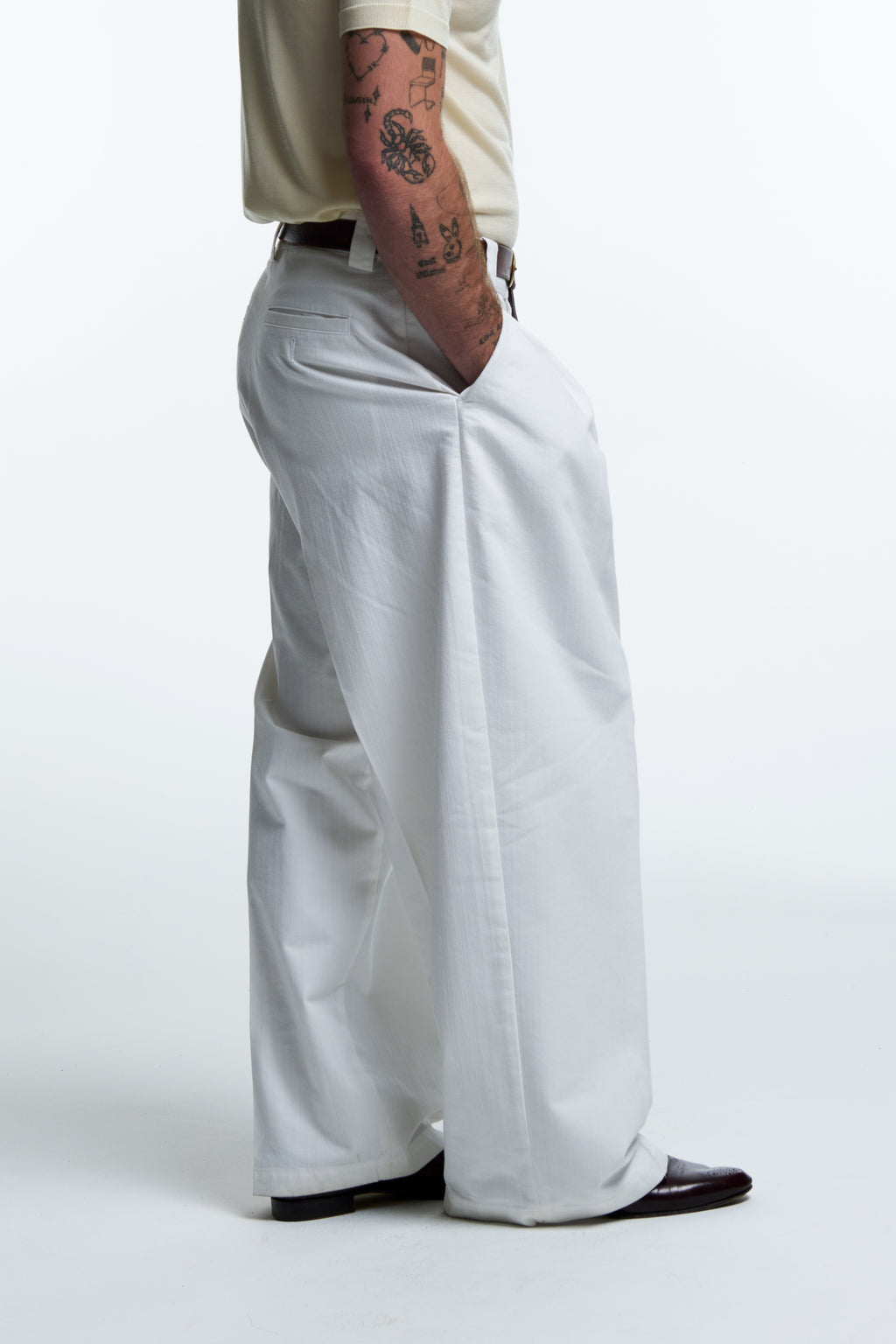 PLEATED CHORE TROUSERS : WHITE COTTON TWILL