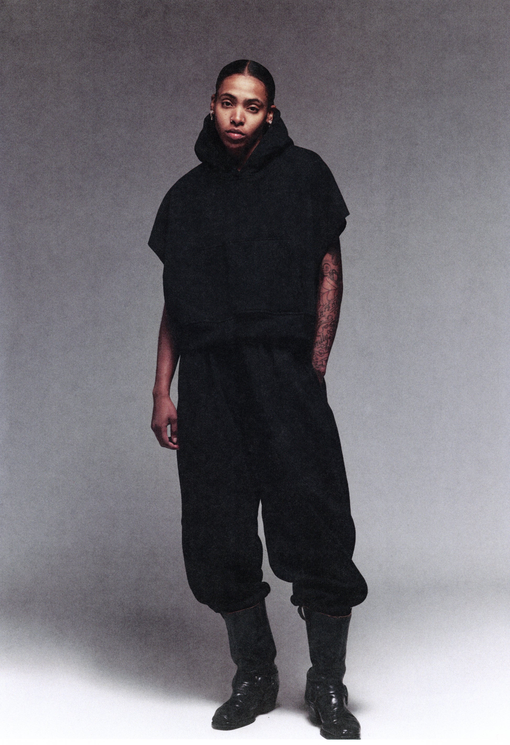 SLEEVELESS CROPPED PULLOVER HOODIE : BLACK